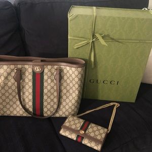 Gucci GG canvas tote medium size. Microfiber lining and inside zipper pocket.